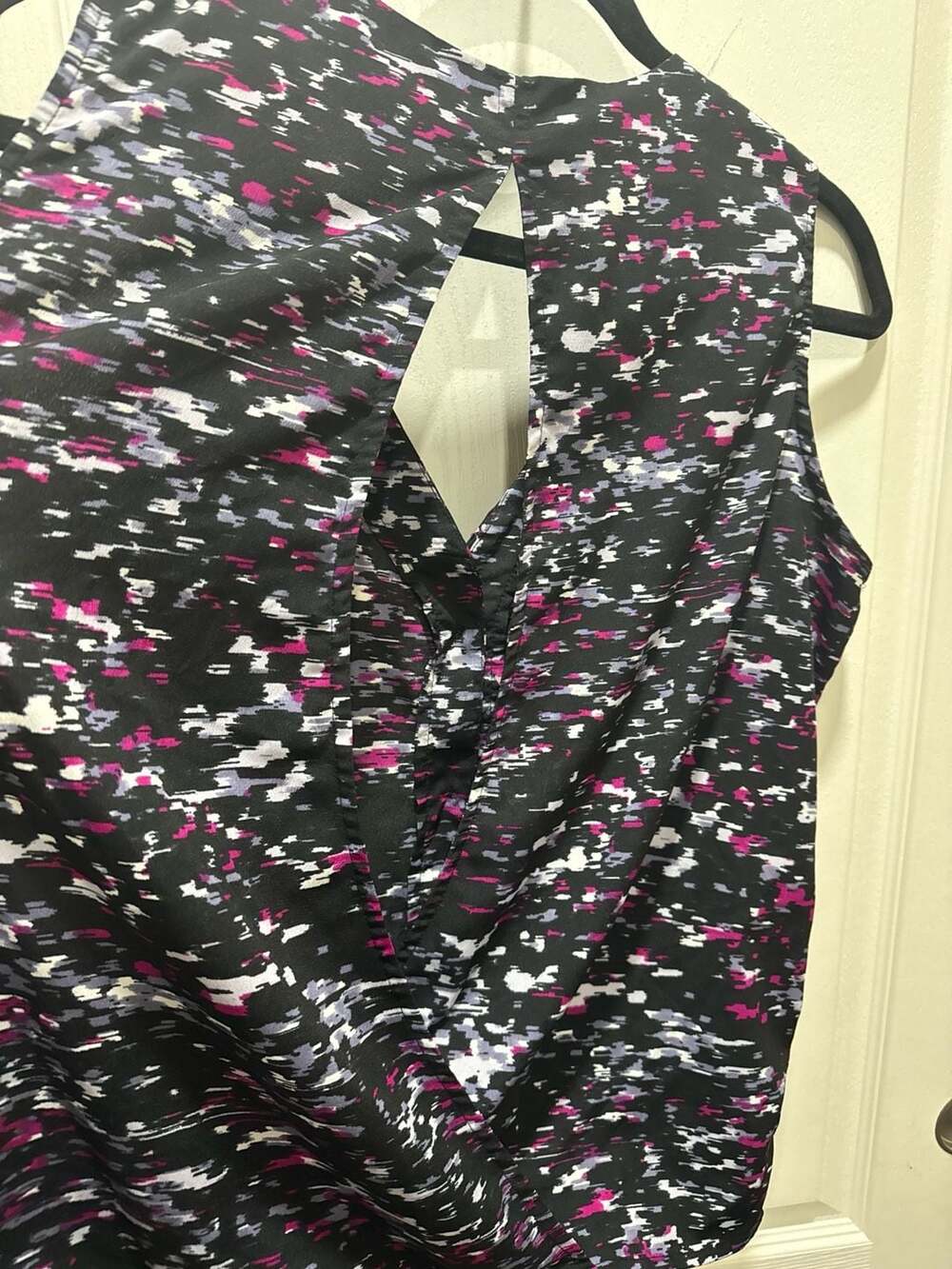 Banana Republic Sleeveless Blouse Small V-Neck Split Back Abstract Top - Picture 4 of 7
